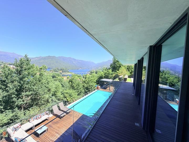 Terrasse, piscine à débordement et lac de Caniçada