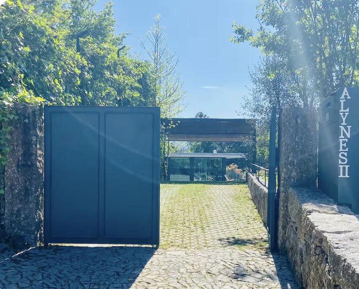 Portail privé de la villa Alynes